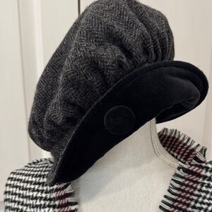 Stylish Black herringbone wool and velvet hat